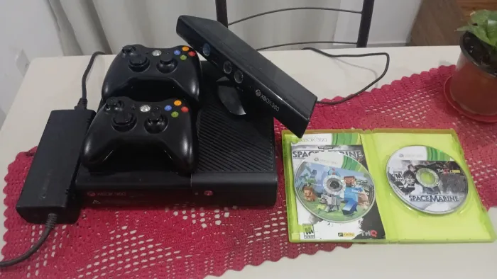 Vendo Xbox 360 super slim, com 2 controle,3 jogos,