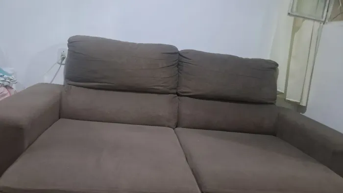 Vendo sofá 2 lugares retrátil, confortável e em ótimo estado. Grande, marrom