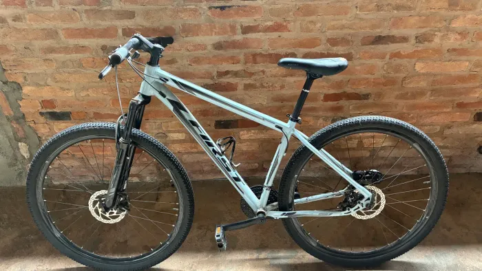 Bicicleta First aro 29 sem corrente