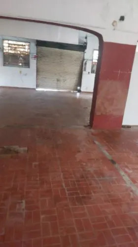 Salão Comercial espaçoso, de esquina. Excelente ponto para vários tipos de comércio.