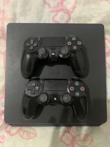PS4 de 1TB com 2 controles e vários jogos