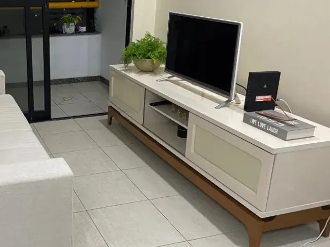 VENDE-SE RACK CAIRO 1.83 OFF WHITE / FREIJÓ