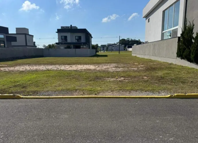 Terreno à venda no Condomínio Caledônia Private Village em Camboriú
