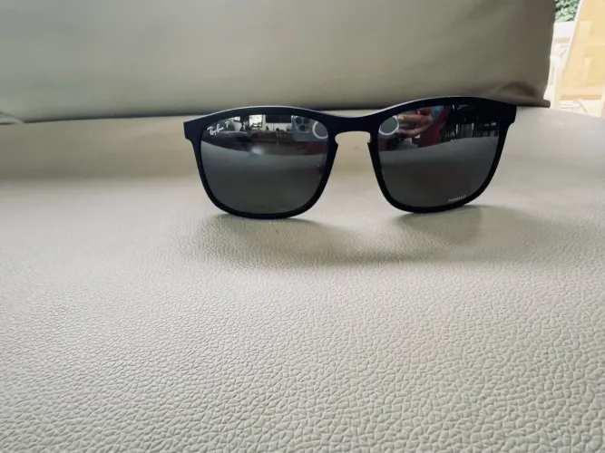 óculos de sol Ray-Ban RB4264 com hastes pretas e lentes polarizadas
