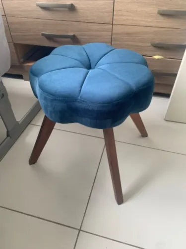 Puff decorativo azul marinho - pé de madeira