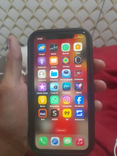 Vendo iPhone 11 com uma pequeno fio de cabelo