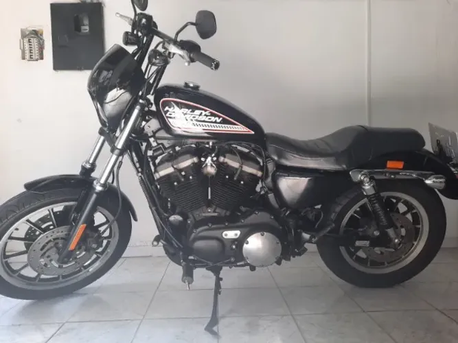 Harley Davidson XL 883R preta 2012