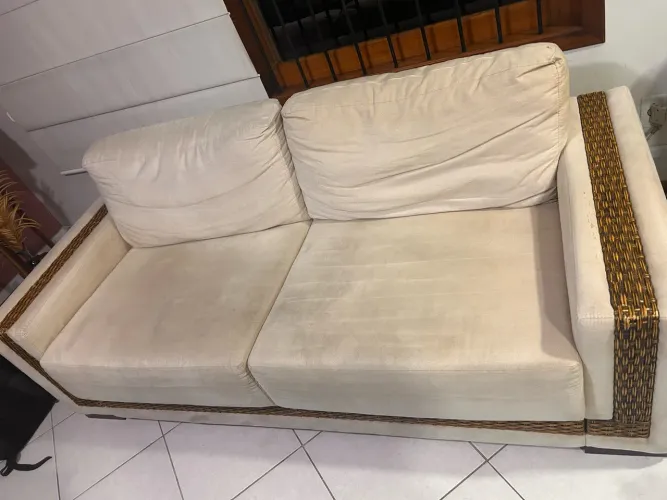 sofá beje + apoios de copos vermelho