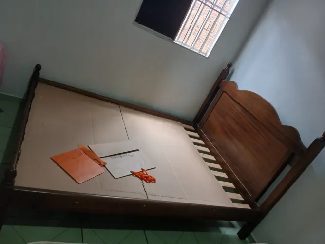 Vendo cama de madeira