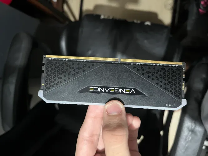 2 PENTES DE MEMÓRIA RAM 16GB DDR4 VENGEANCE RS DE 3200MHz COM RGB DA CORSAIR
