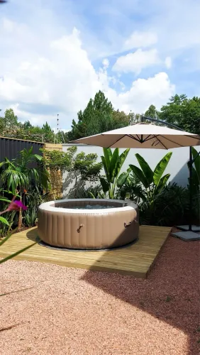 Spa Inflável 1.098L com Bomba 220V e 170 Jatos Greystone Deluxe Intex