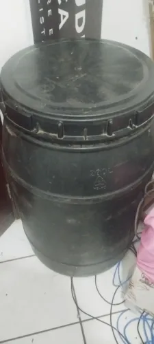 Tonel de plástico com tampa 200 litros