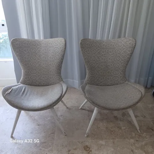 2 poltronas de madeira maciça