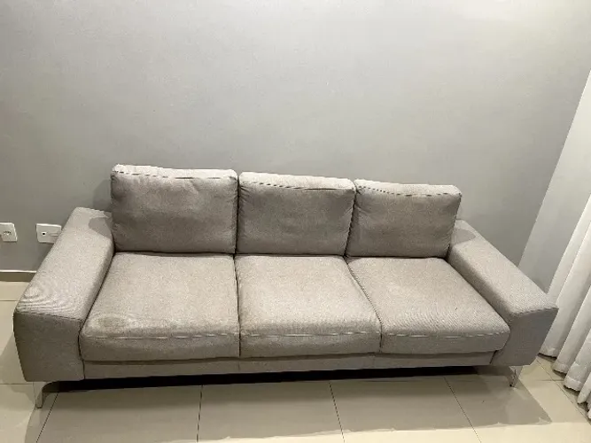 Sofá cinza em tecido