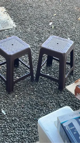 Banquetas de plástico marrom 25 reais cada.
