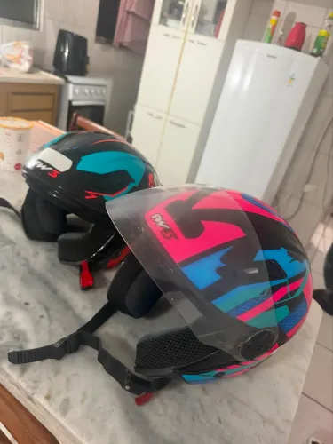 Capacete aberto único dono semi novo 