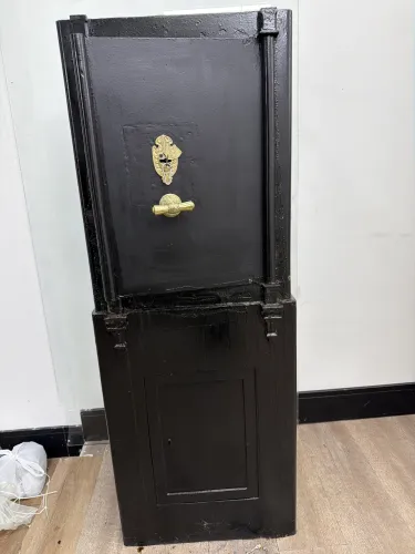 Cofre antigo relíquia funcionando