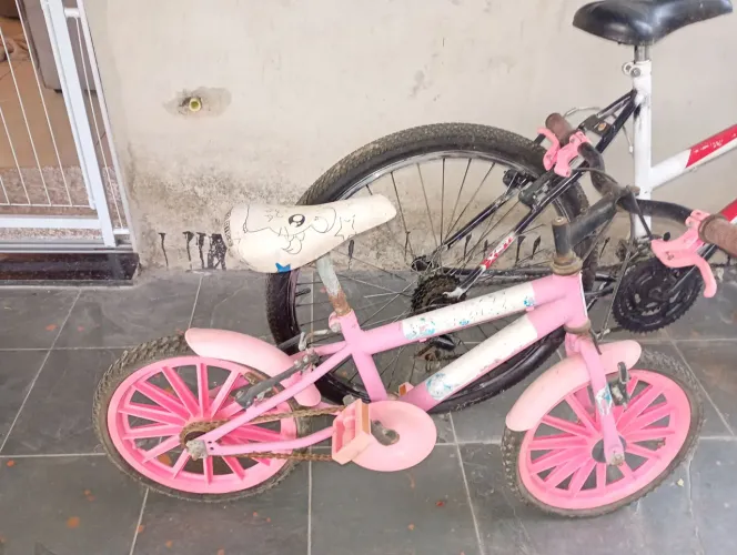 Vendo suas bikes, adulto e infantil, ambas precisam de reparos.
