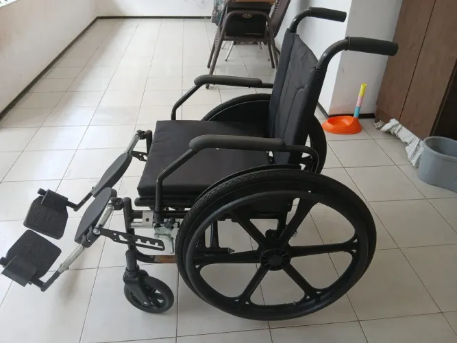 VENDO UMA CADEIRA DE RODA