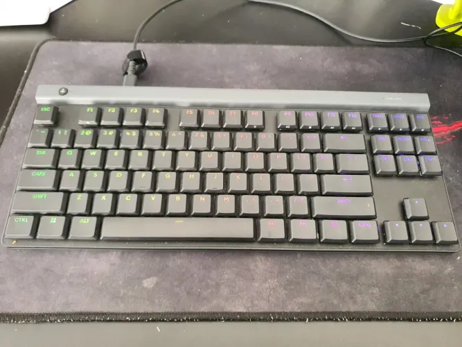 Teclado logitech G515