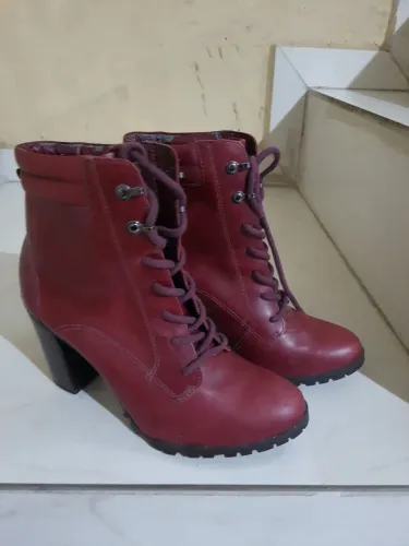 Bota Cravo e Canela de Couro.