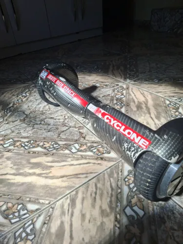 HOVERBOARD SKATE ELÉTRICO BALANCE CYCLONE 6.5 CARBONO - SEMI NOVO