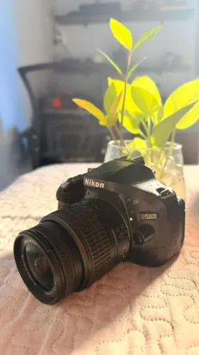Nikon D5200 + lente 18-55mm à venda.