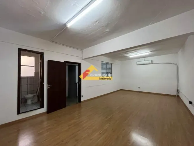 Sala comercial localizada no Centro