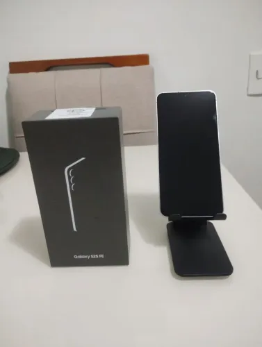 Samsung Galáxia S25 Fe na caixa e NF