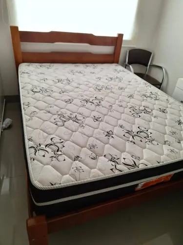 Cama de Casal Padrão de Madeira Angelim com Colchão Perfil Alto