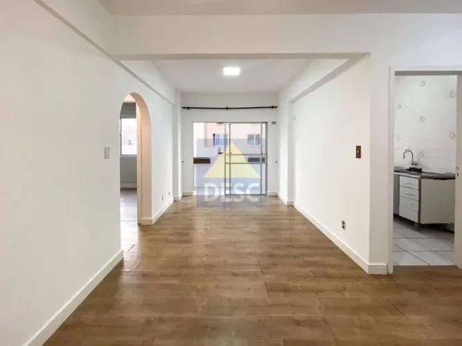 Apartamento de 02 dormitórios na quadra do mar para locação anual em Balneário Camboriú
