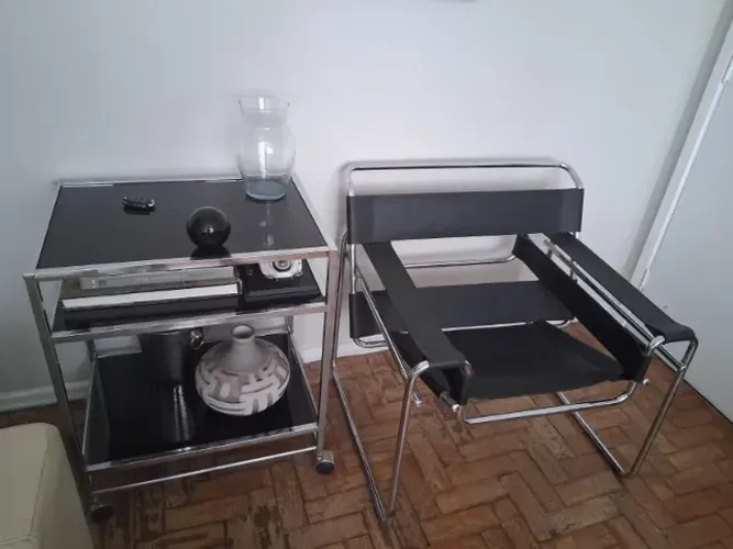 Cadeira  Wassily e bar Tok Stok.
