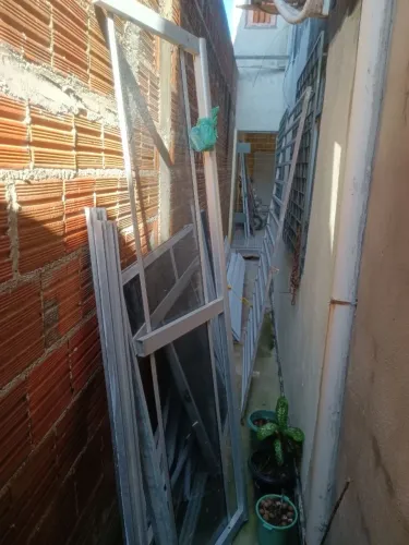 Guarda corpo vídeo e alumínio usado. 2 m por 52 cm. R$ 250 e negocio