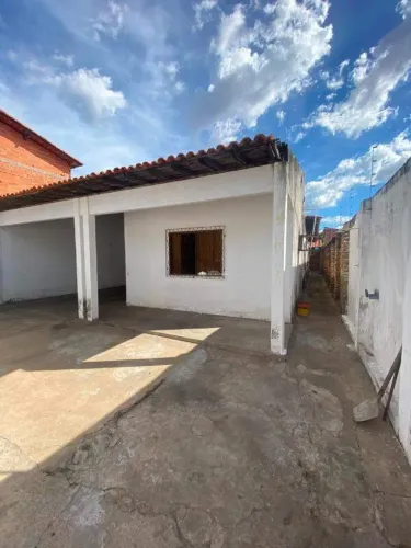 CASA RESIDÊNCIAL COM 04 VAGAS DE GARAGEM NO BAIRRO MEMORARE.