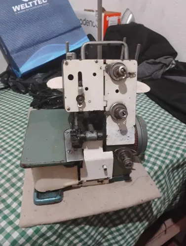 Máquina overloque 