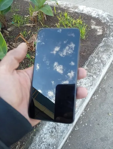 Moto G7 play dual chip trincado mais funciona tudo.