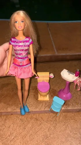 Barbie babá - ensinando a usar o vaso