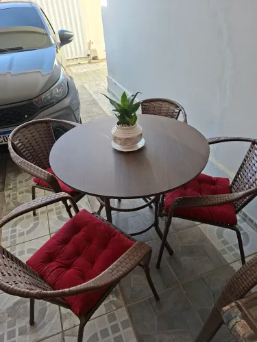 Vendo mesa com 4 cadeiras e almofadas