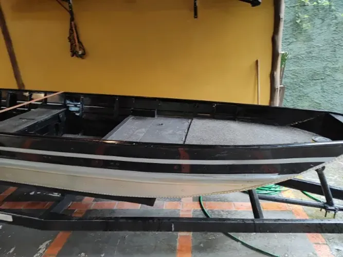 Vendo Barco de pesca 5 metros + Motor Tohatsu 18 HP Super + Carreta legalizada