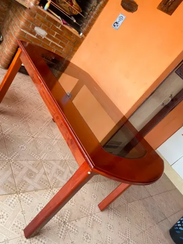 Mesa de madeira com tampo de vidro (NÃO ACOMPANHA CADEIRAS)
