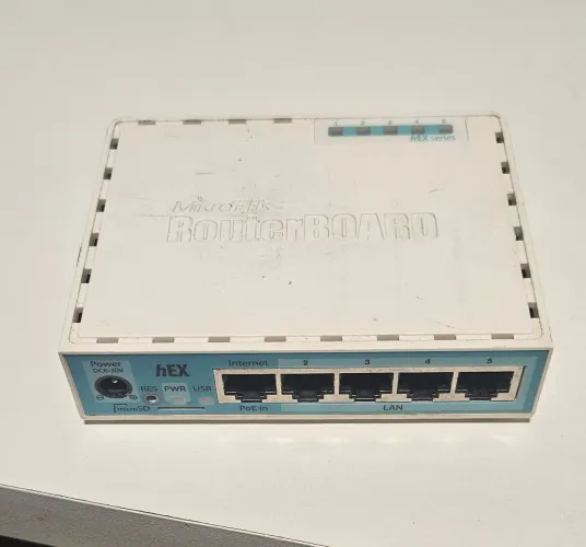 MikroTik hEX (RB750Gr3)