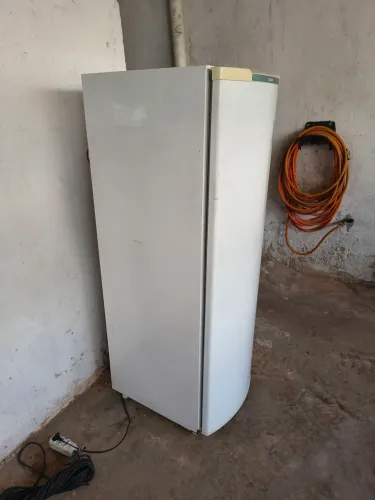 Vendo geladeira 450 reais. Passo cartão de crédito e divido com acréscimo juros máquina. 