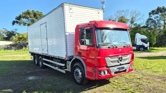 mercedes benz mb atego 2426 trucado ano 2013 bau com plataforma