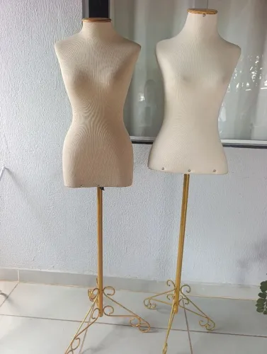 Kit Maniquim com pé de ferro dourado
