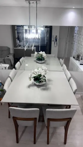 Linda mesa quadrada para 8 lugares