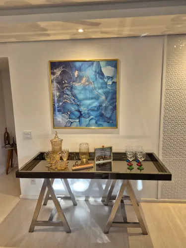 Buffet Aparador espalhado na cor bronze, com base em aço inox escovado (Sierra Móveis)