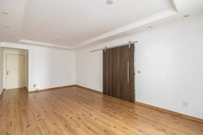 Apartamento semimobiliado 3 quartos oróximo à Praaça do Japão