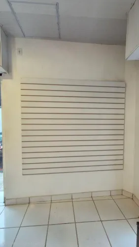 2 paineis expositores com ganchos