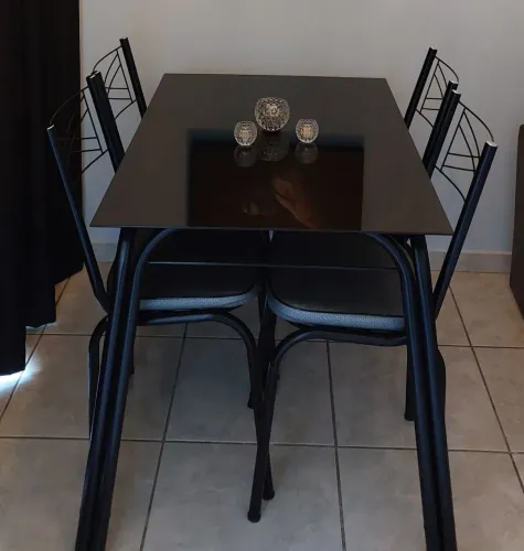 Mesa de vidro preto com 4 cadeiras