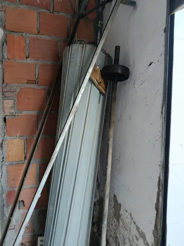 Vendo duas portas de comércio tamanho 2 m de largura dois e meio de altura uma nova e uma 
